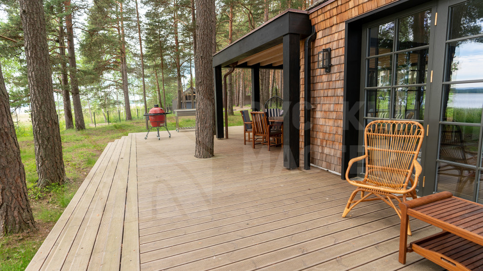 Современный дизайнерский дом с террасой и отделкой из дранки