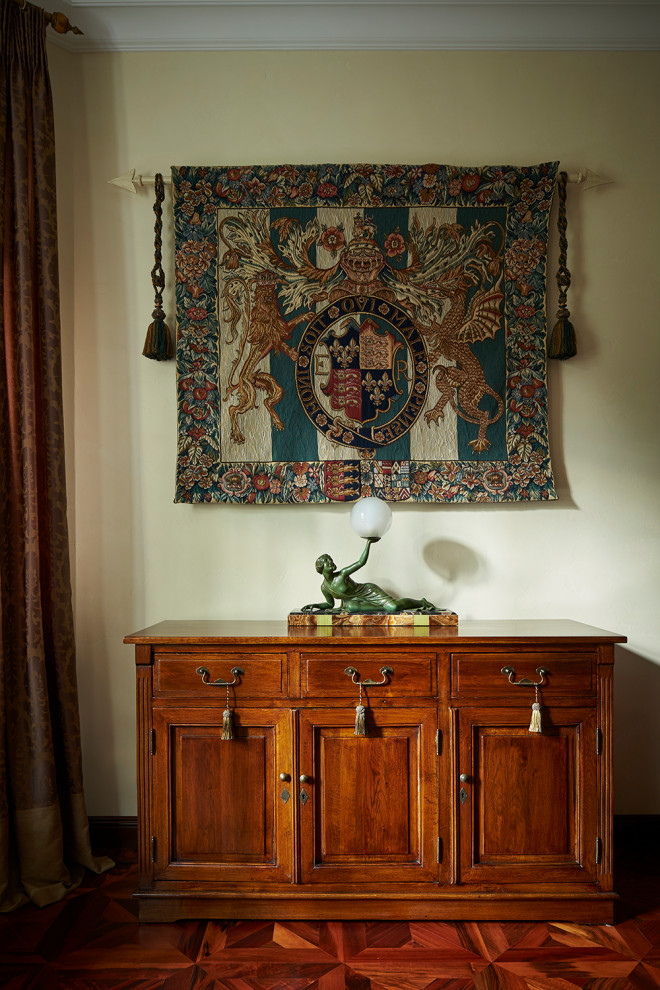 Антикварный комод в итерьере