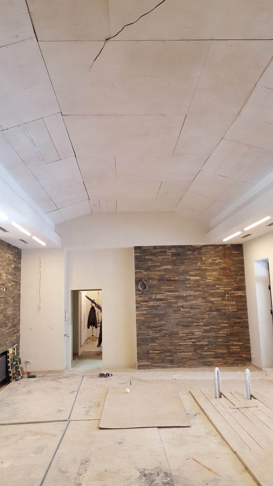 Мансардный натяжной потолок в бассейне частного дома