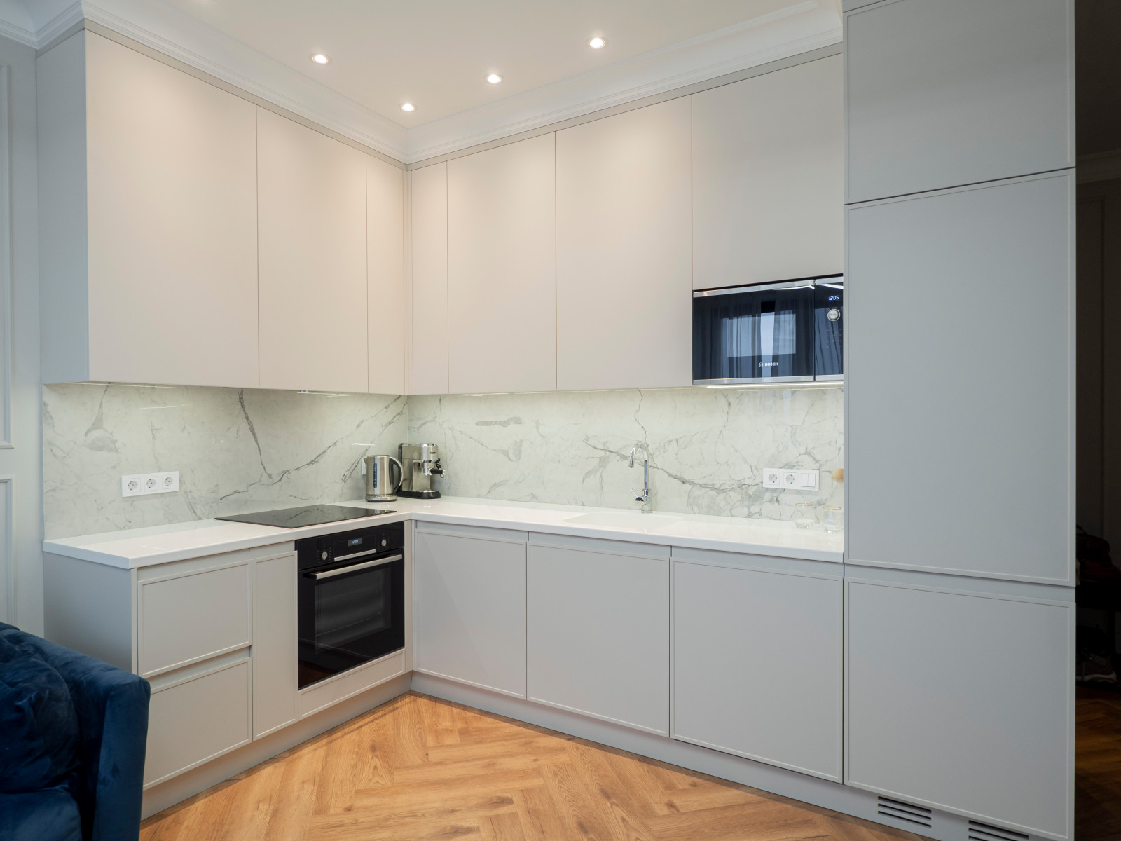 Белая кухня в стиле минимализм