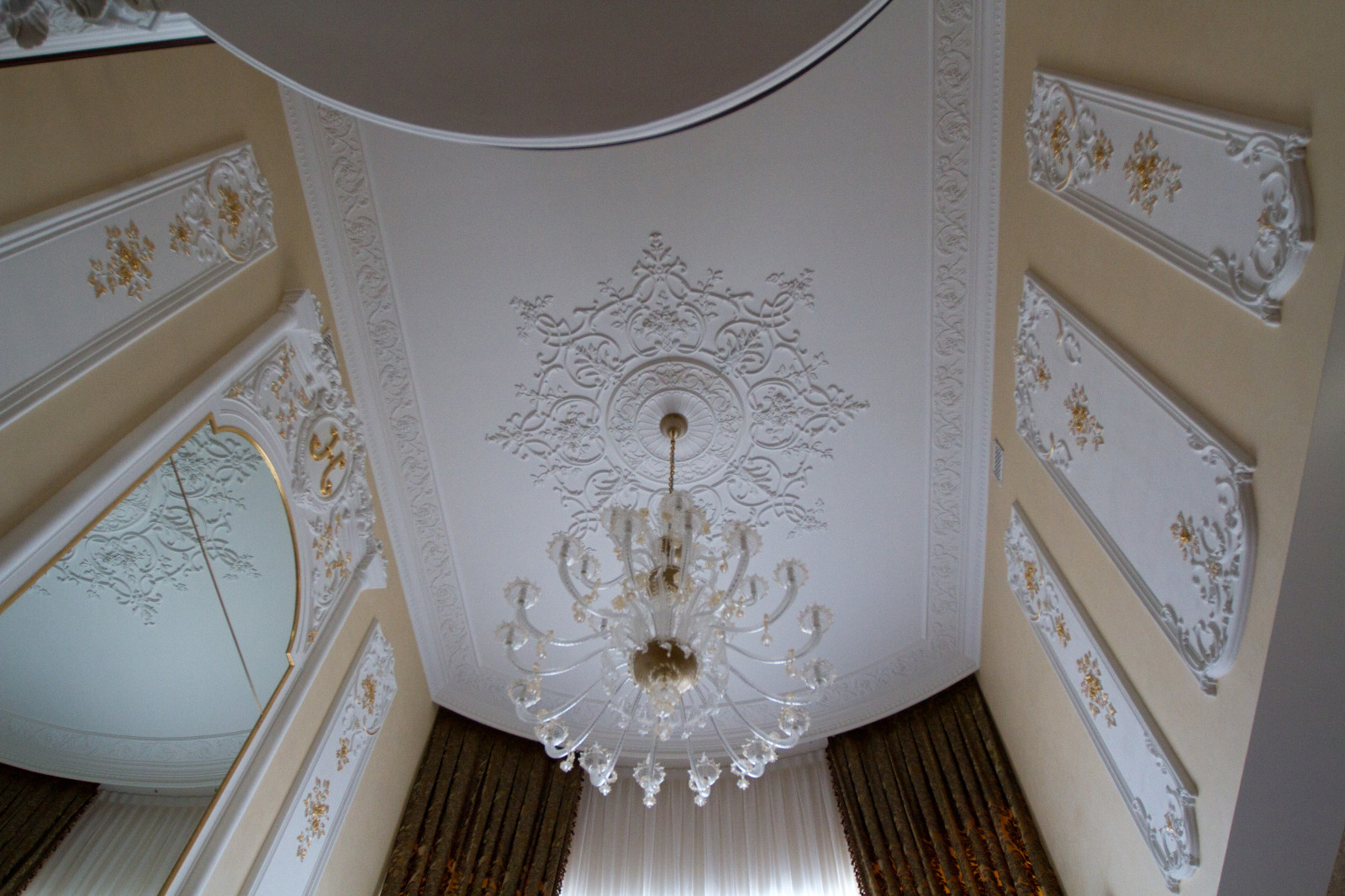 Гипсовая лепнина в загородном доме