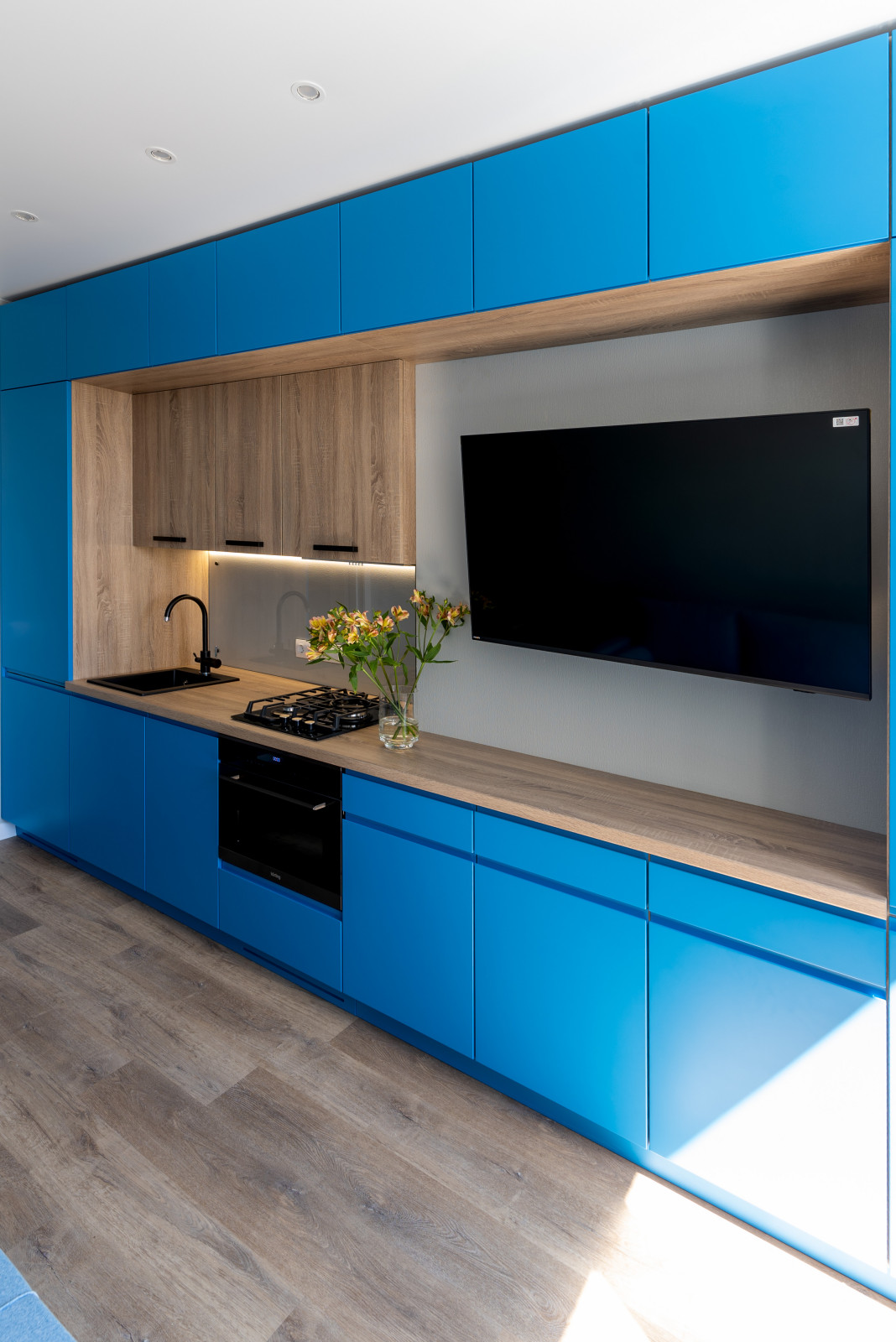 Многофункциональная кухня в ярком цвете