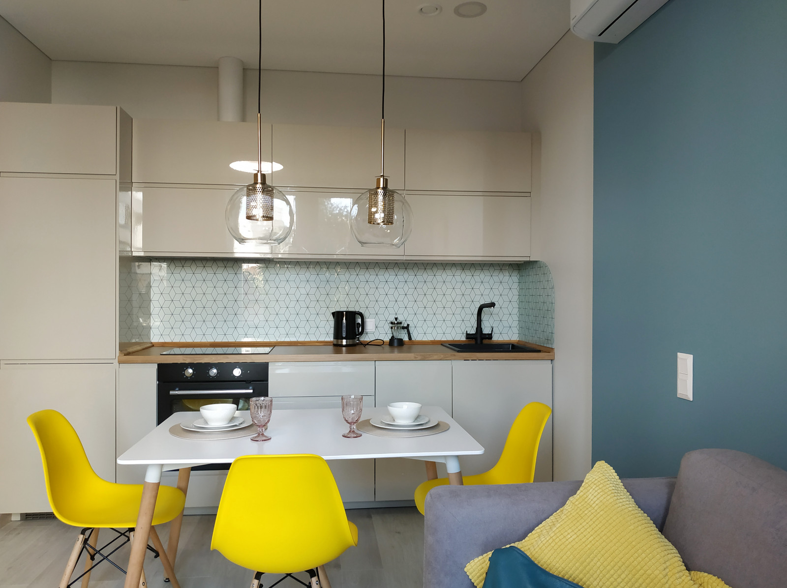 Обложка проекта: Бирюзово-желтый интерьер