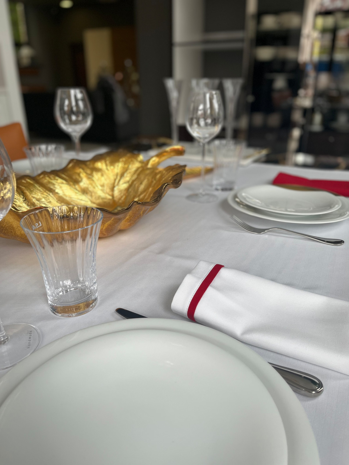 Обложка проекта: Сервировка в алых акцентах