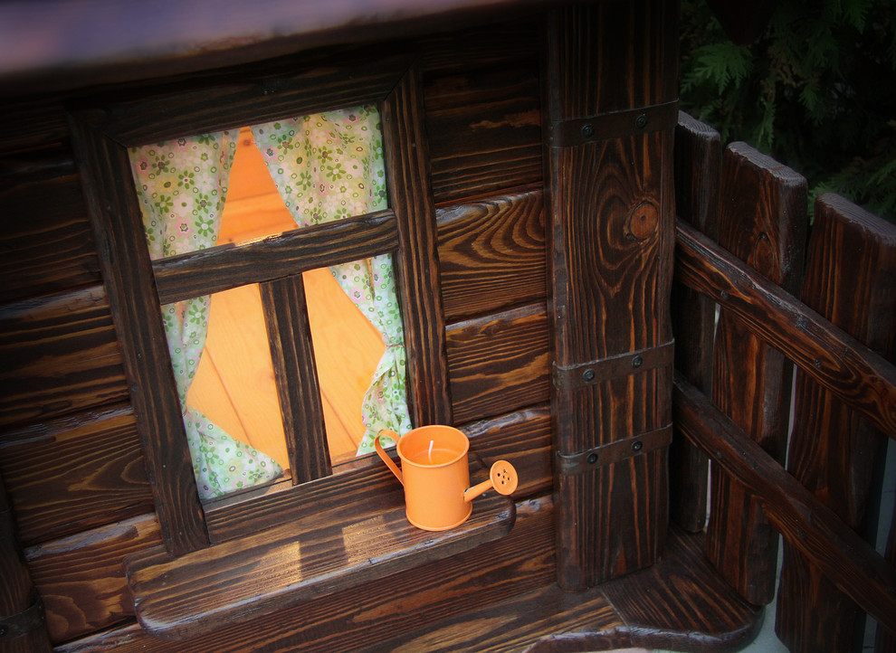 Будка для собаки с окошком и забором