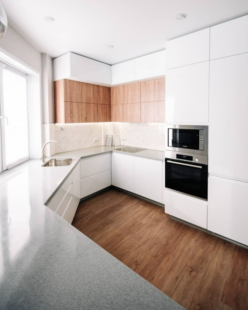 Светлая белая кухня с полуостровом в современном стиле