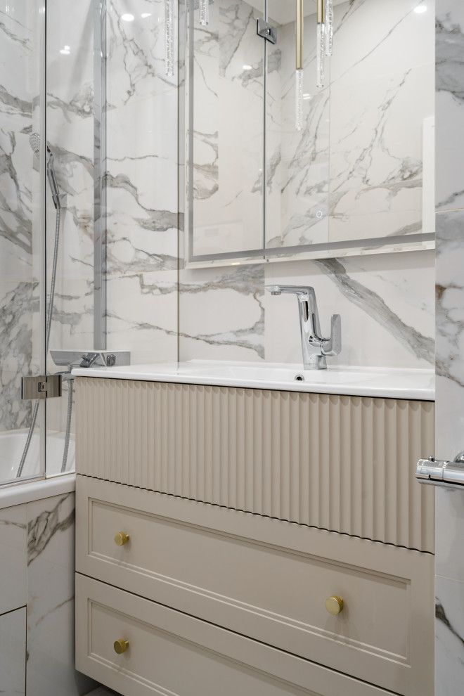 Бело-розовый интерьер с рифлеными фасадами