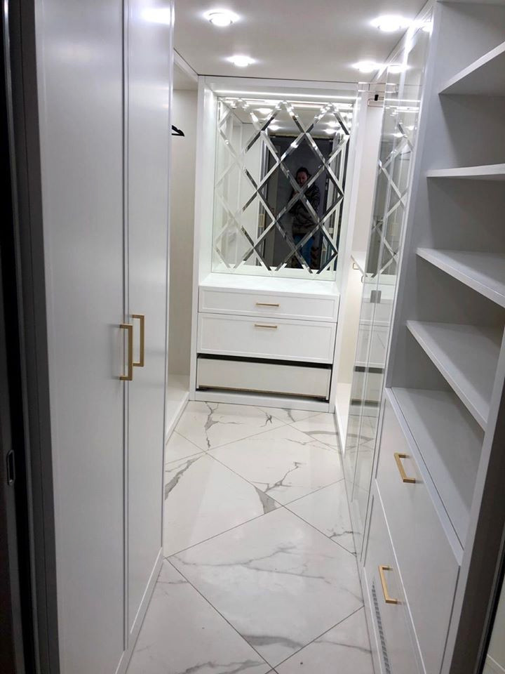 Гардеробная в двухуровневой квартире в ЖК Рассказово