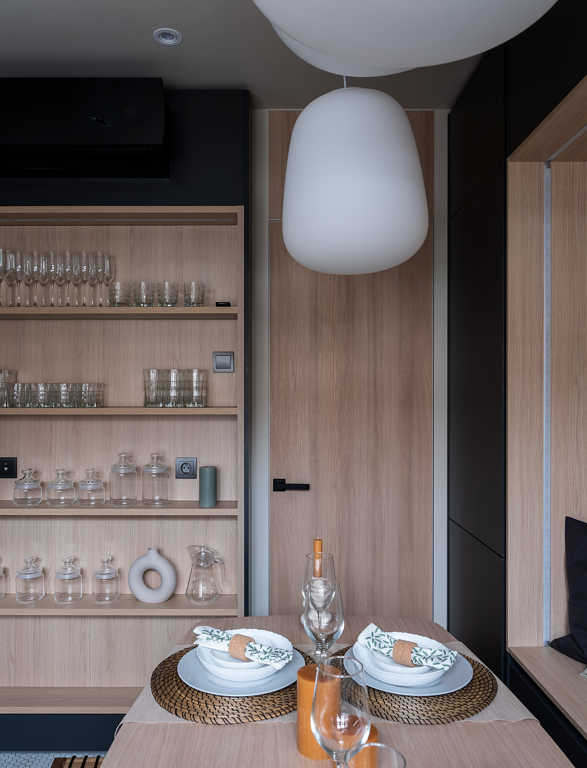 Кухня цвета сажи: Konigin Helena Black 60