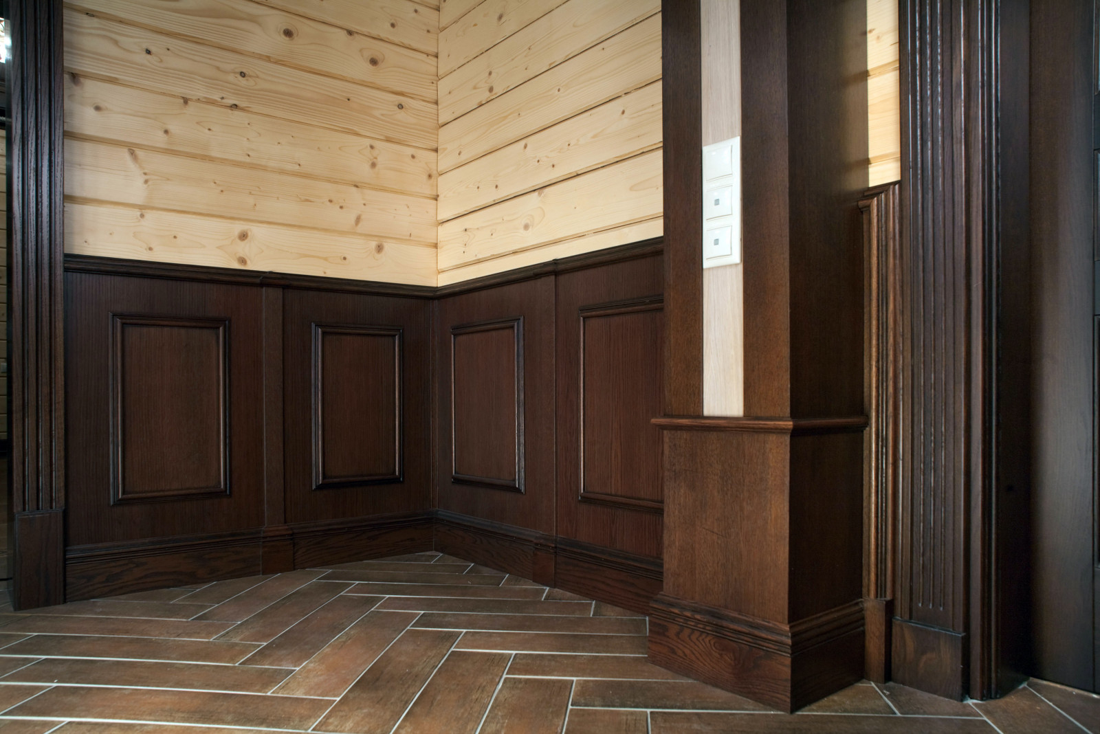 Кессонные потолки, стеновые панели, двери и кухня в деревянном доме