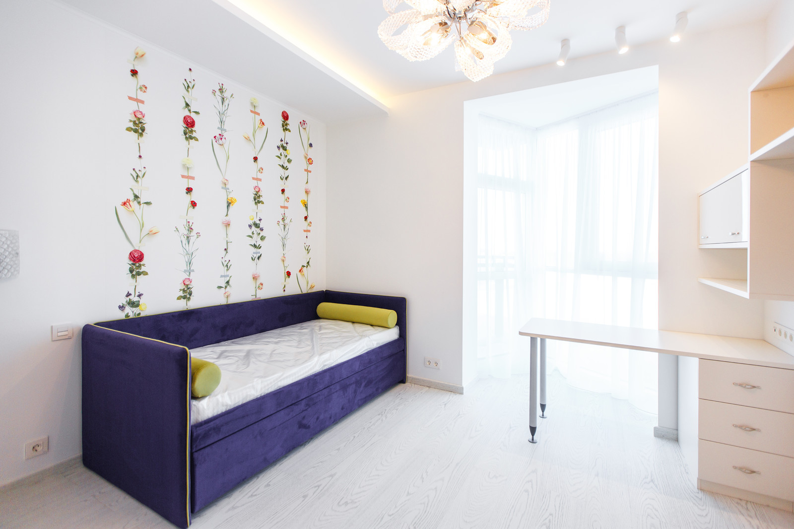 Современная квартира с мрамором на стенах