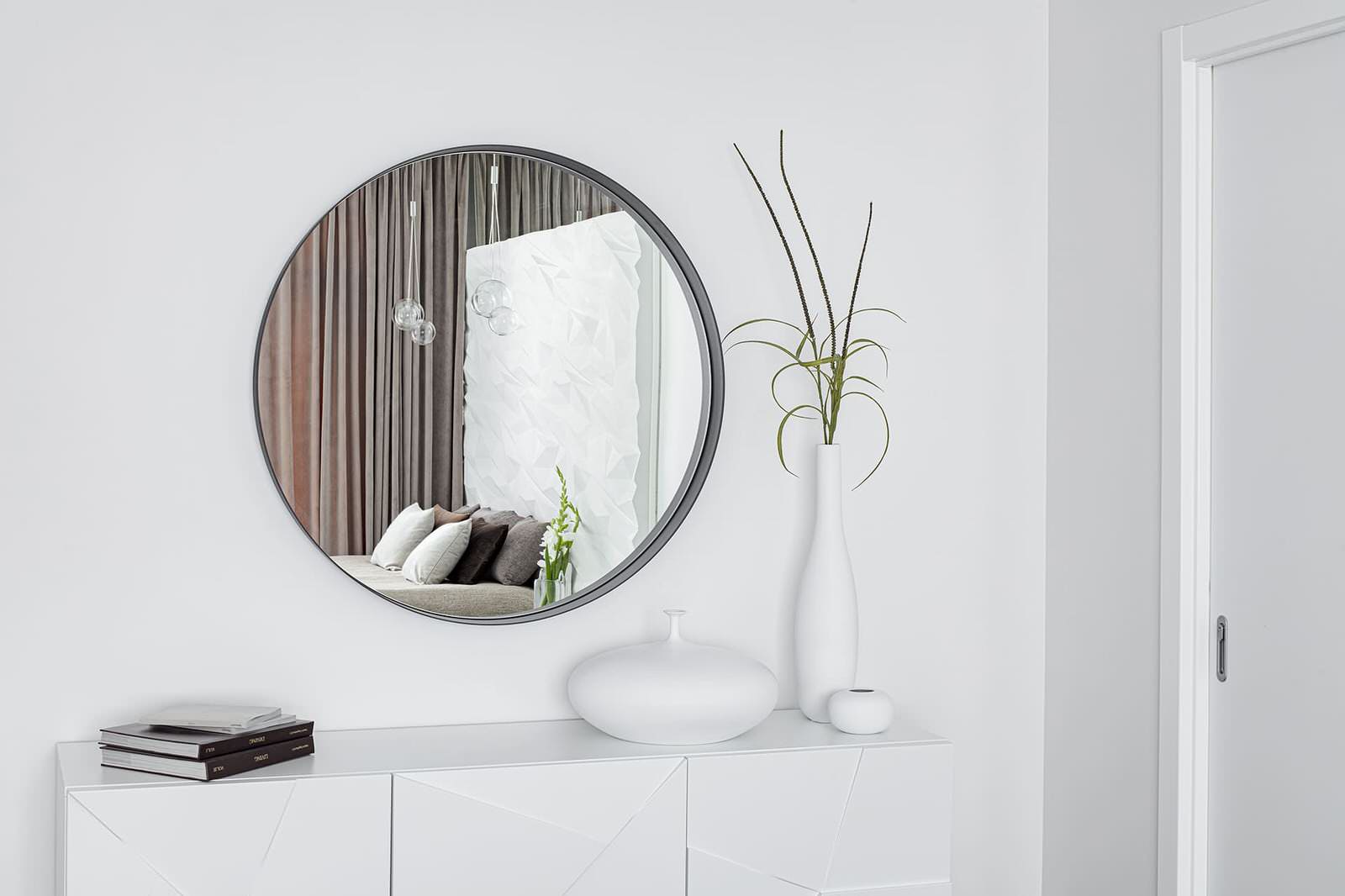 Большой красивый белый дом