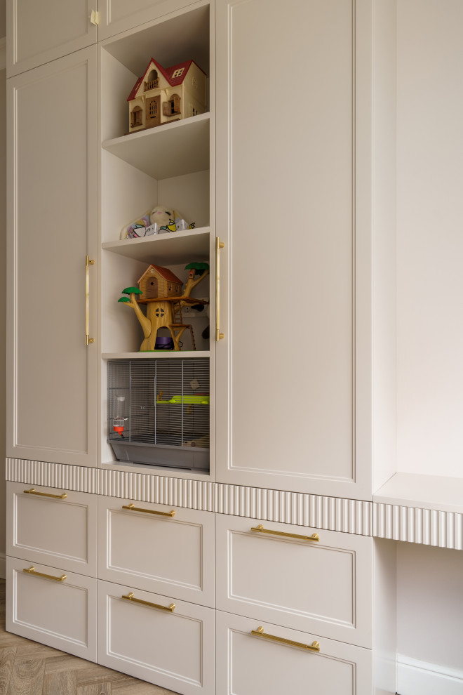 Бело-розовый интерьер с рифлеными фасадами