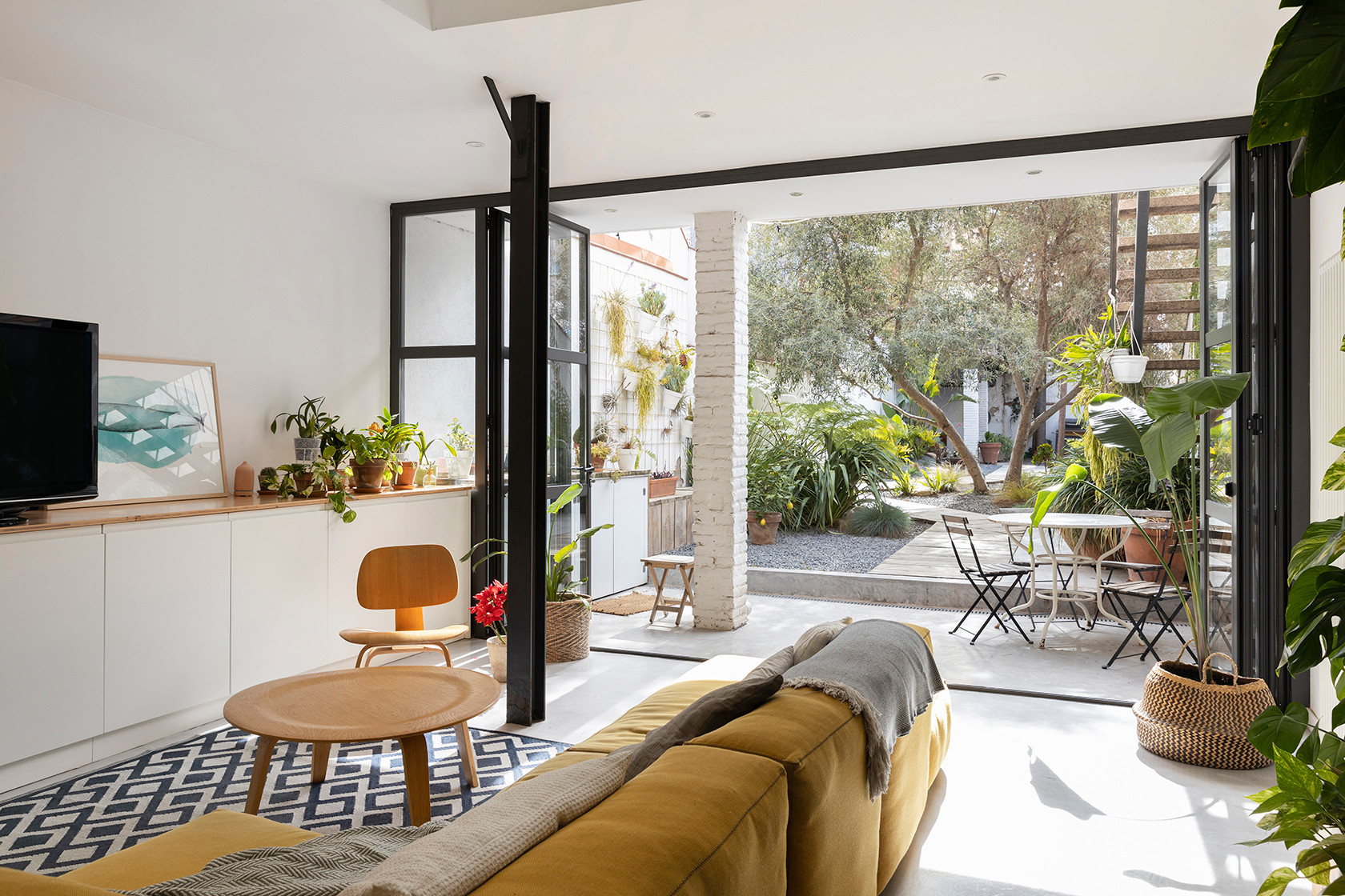 Houzz в саду: Тотальная реконструкция узкого сада