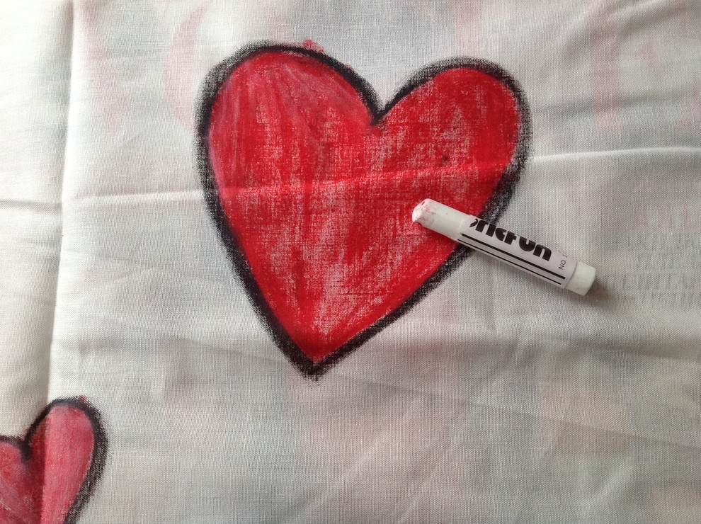 DIY: Постельные сцены — рисунки на ткани своими руками