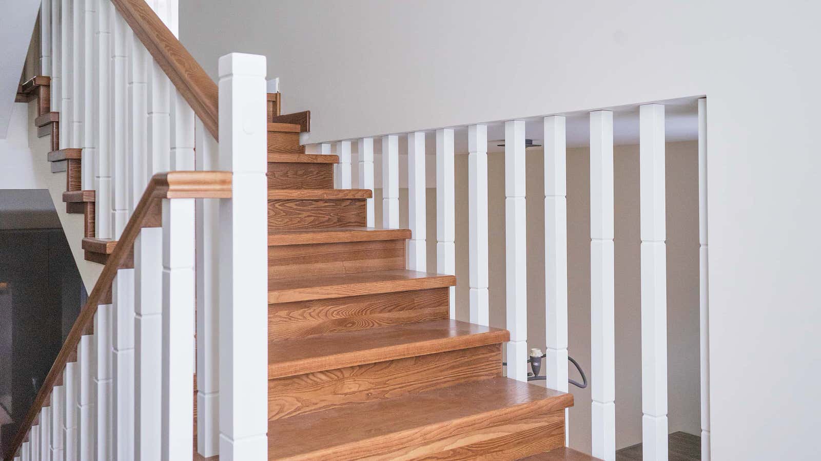 Проект 1 - Отделка бетонной лестницы массивом ясеня в частном доме в Москвее