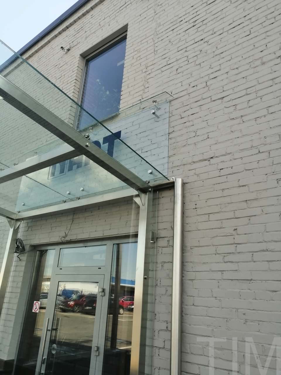 Стеклянный козырек на вертикальных опорах