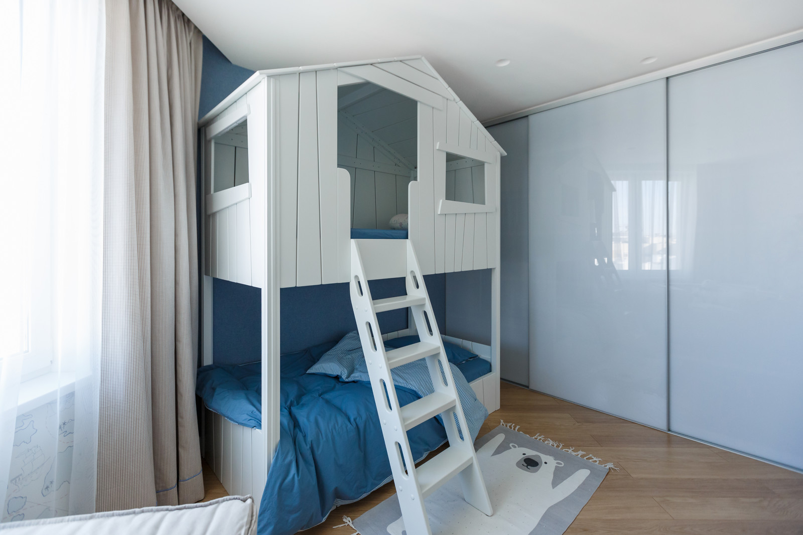 Квартира с радиусными панелями и глубокими цветами