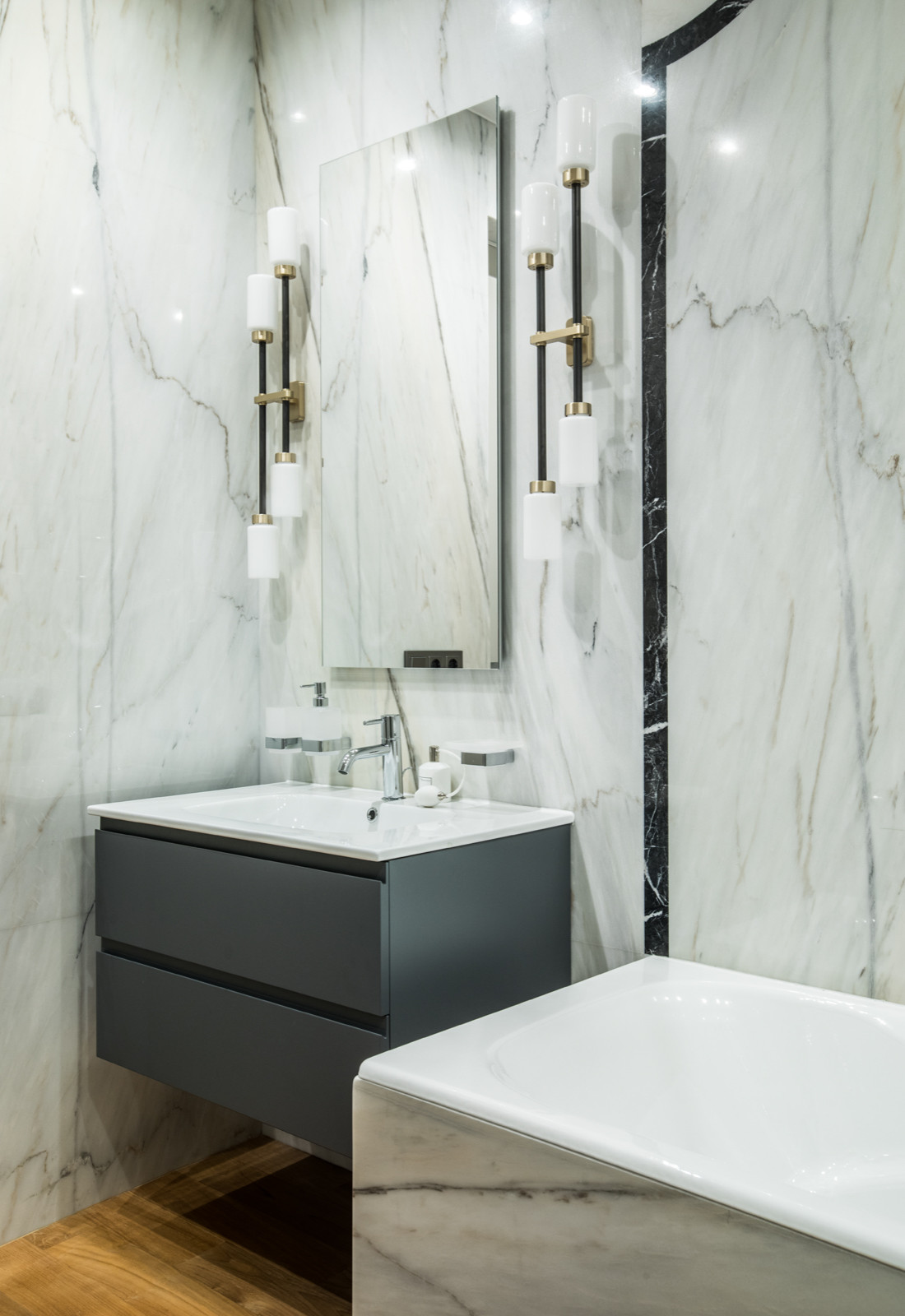 Яркая квартира с элементами из латуни