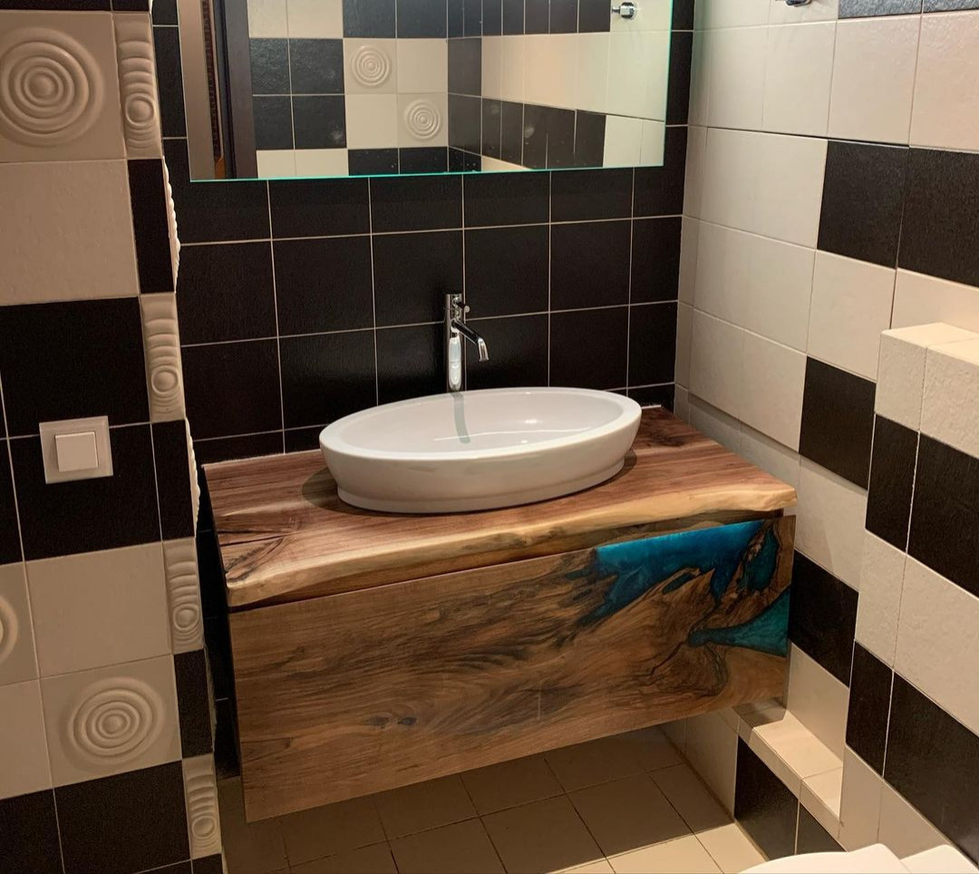 Деревянная тумба из массива в ванную