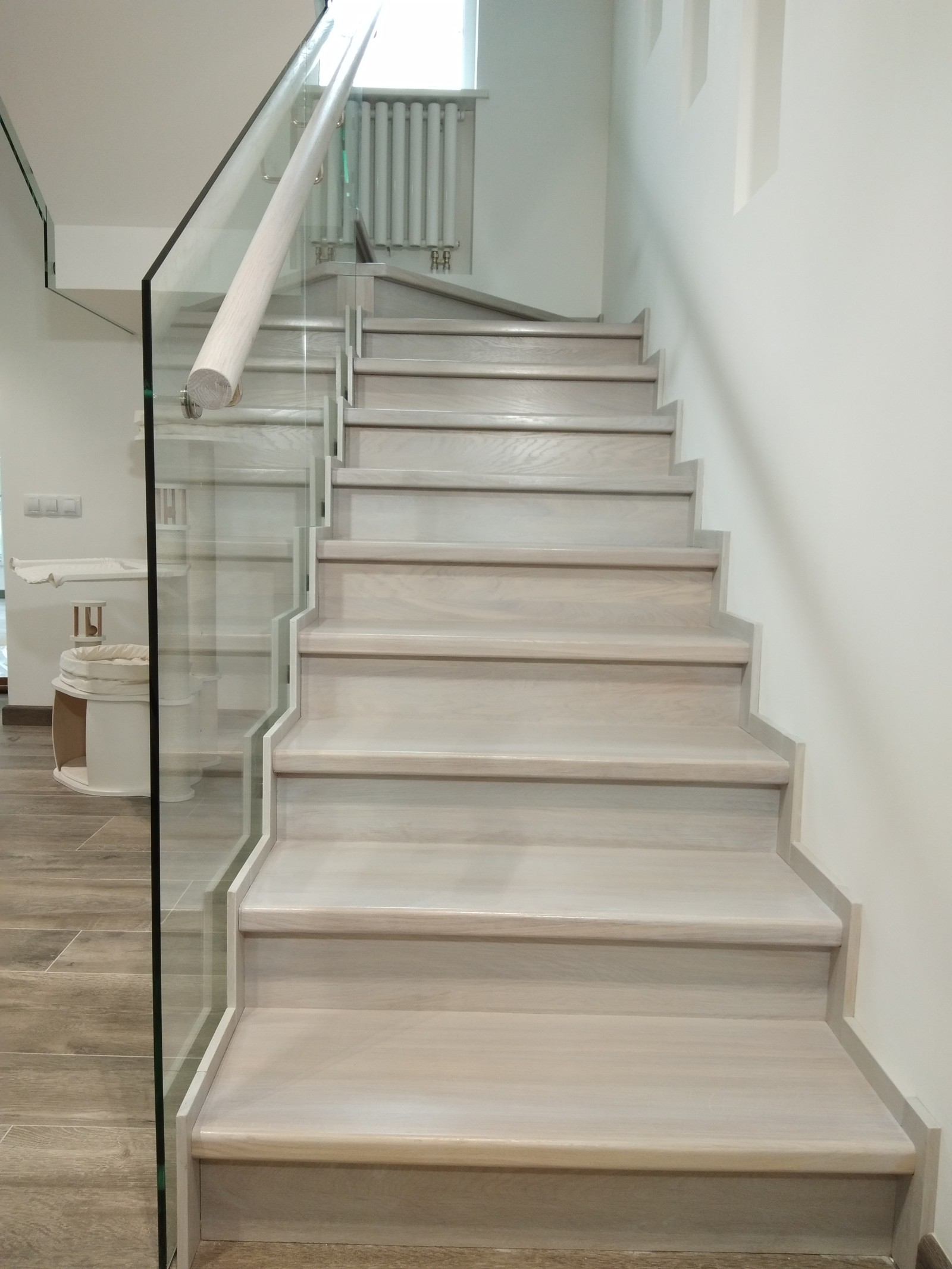 Лестница из дуба по стеклом