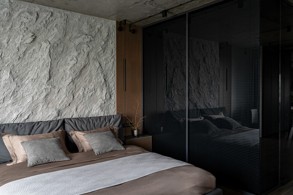 Бетонная квартира с ванной у окна