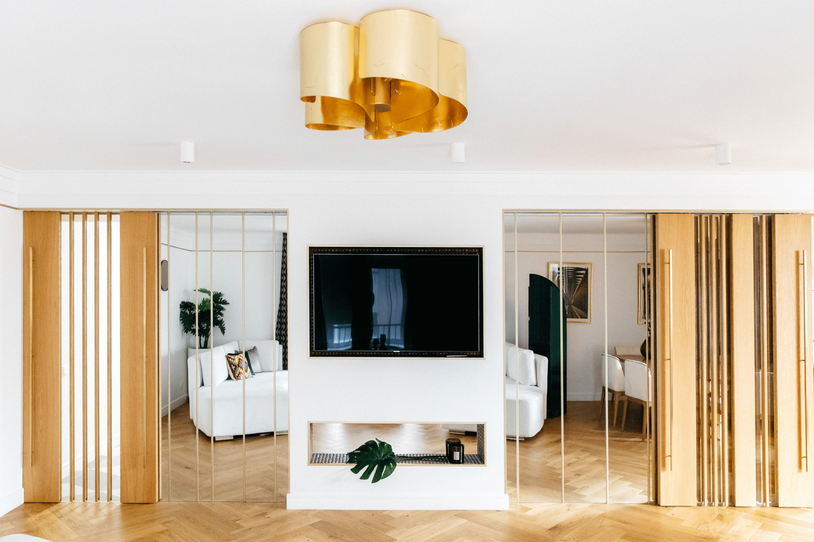 Раздвижные двери из массива дуба, латунные ручки и декоративные вставки