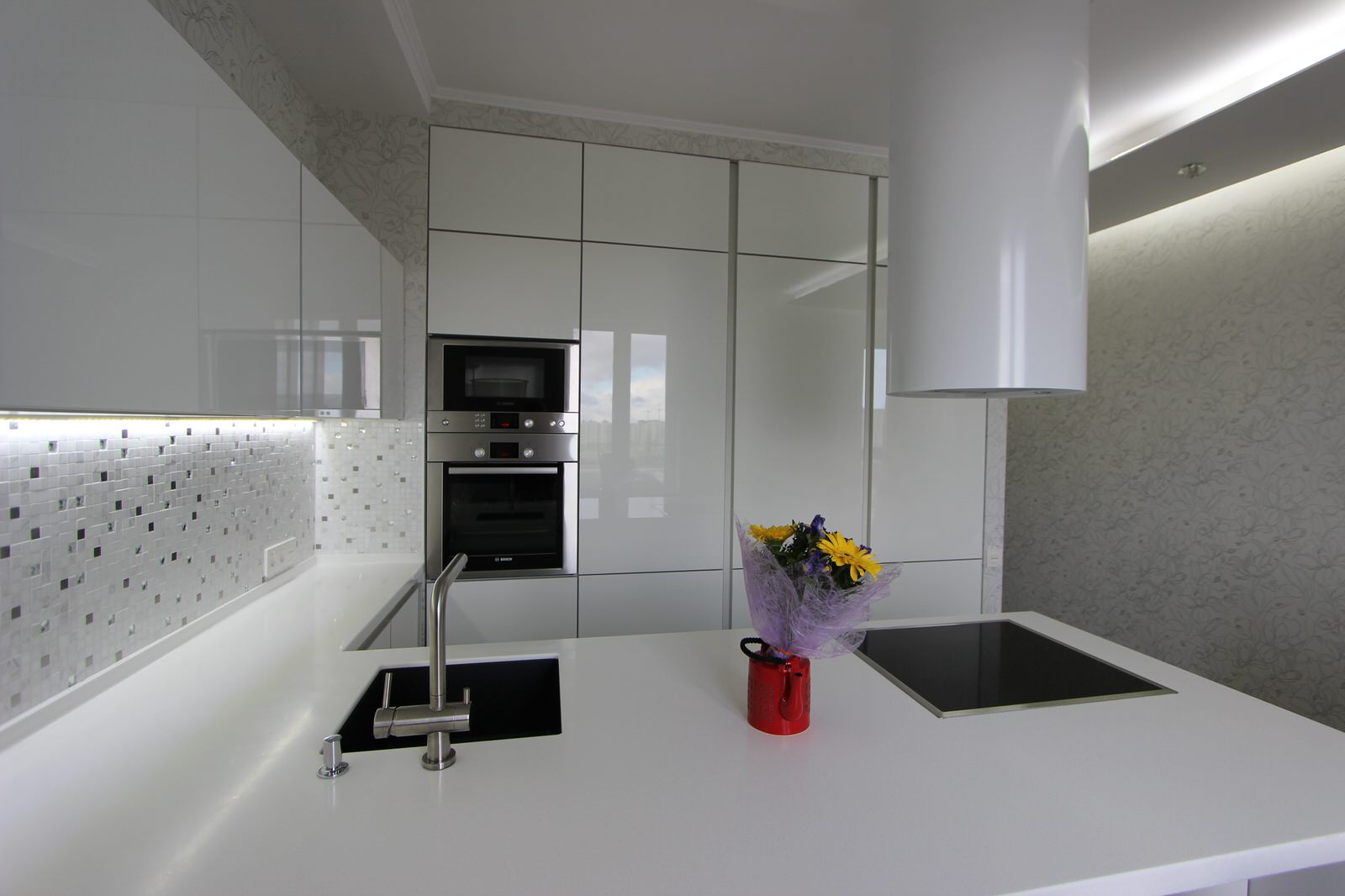 Кухня с полуостровом, "Белый лотос"