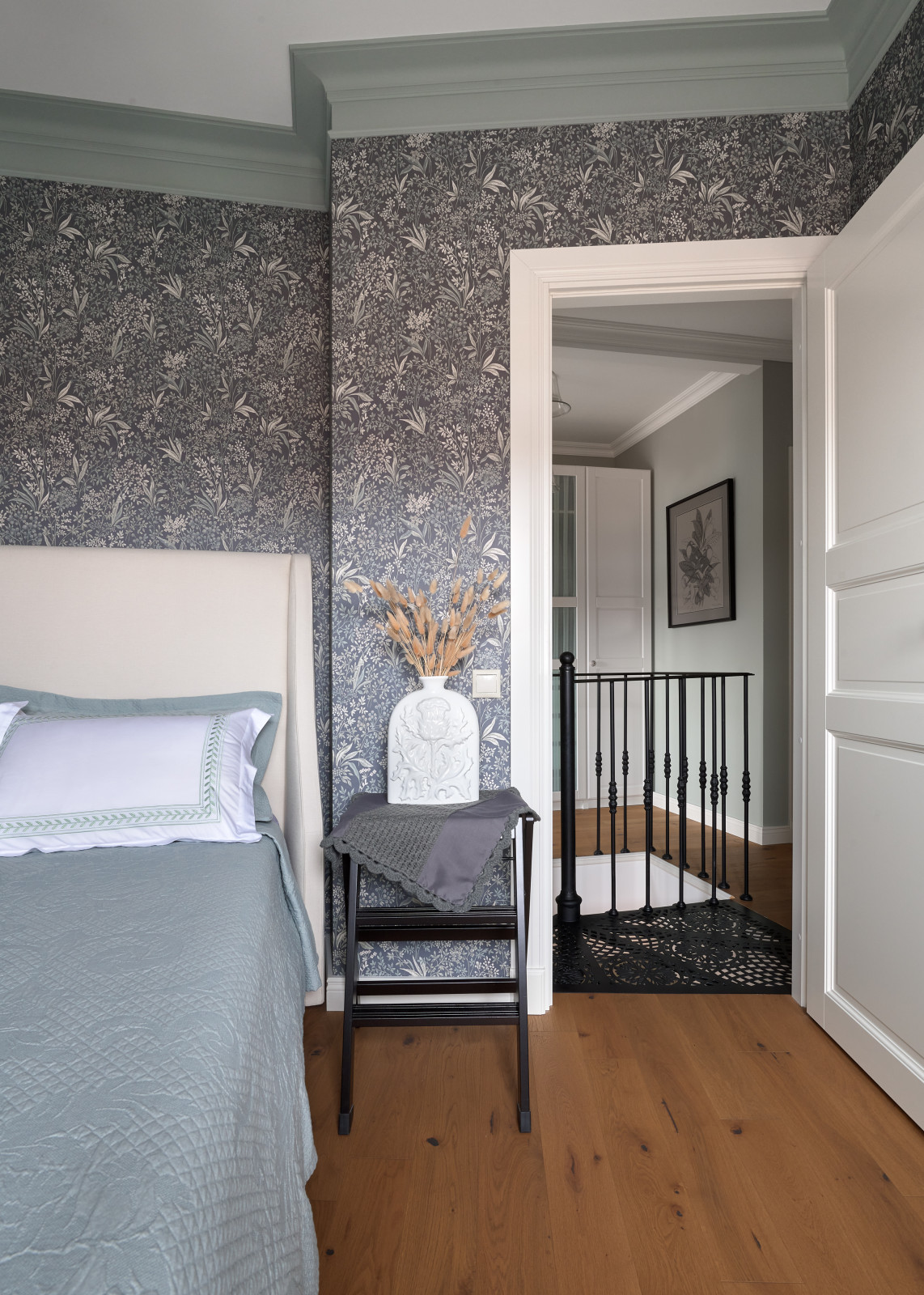 Серый элегантный