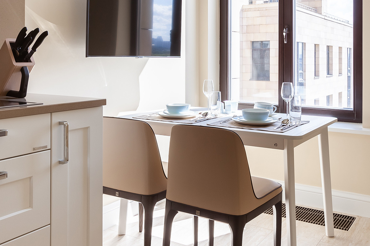 Зона кухни со стульями Mivida