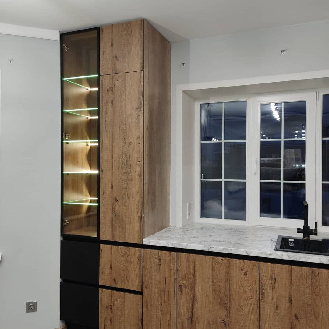 Угловая кухня в черном и коричневом цвете с витриной и подсветкой