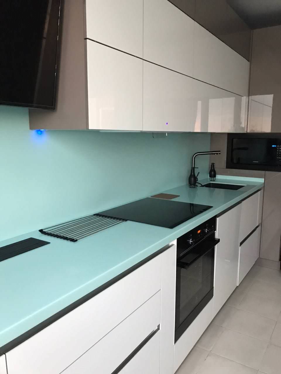 Столешница с кухонным фартуком из искусственного камня Corian Mint Ice