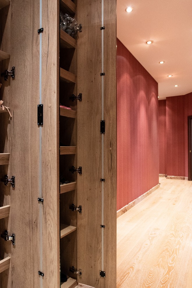 Распашной зеркальный шкаф raumplus