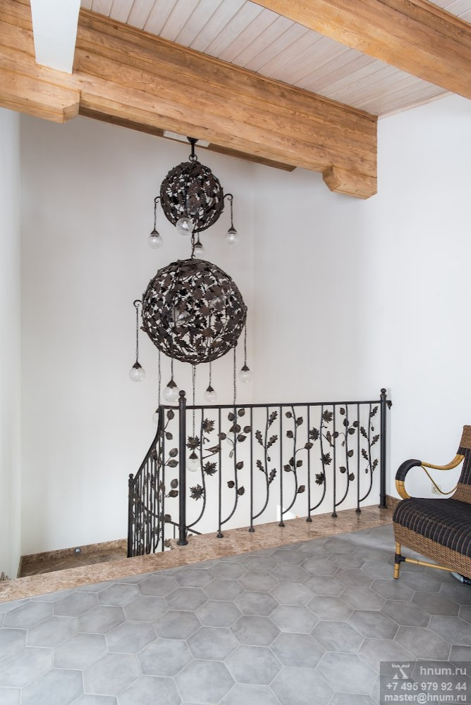 Фотосъёмка кованой лестницы и витражей в загородном доме