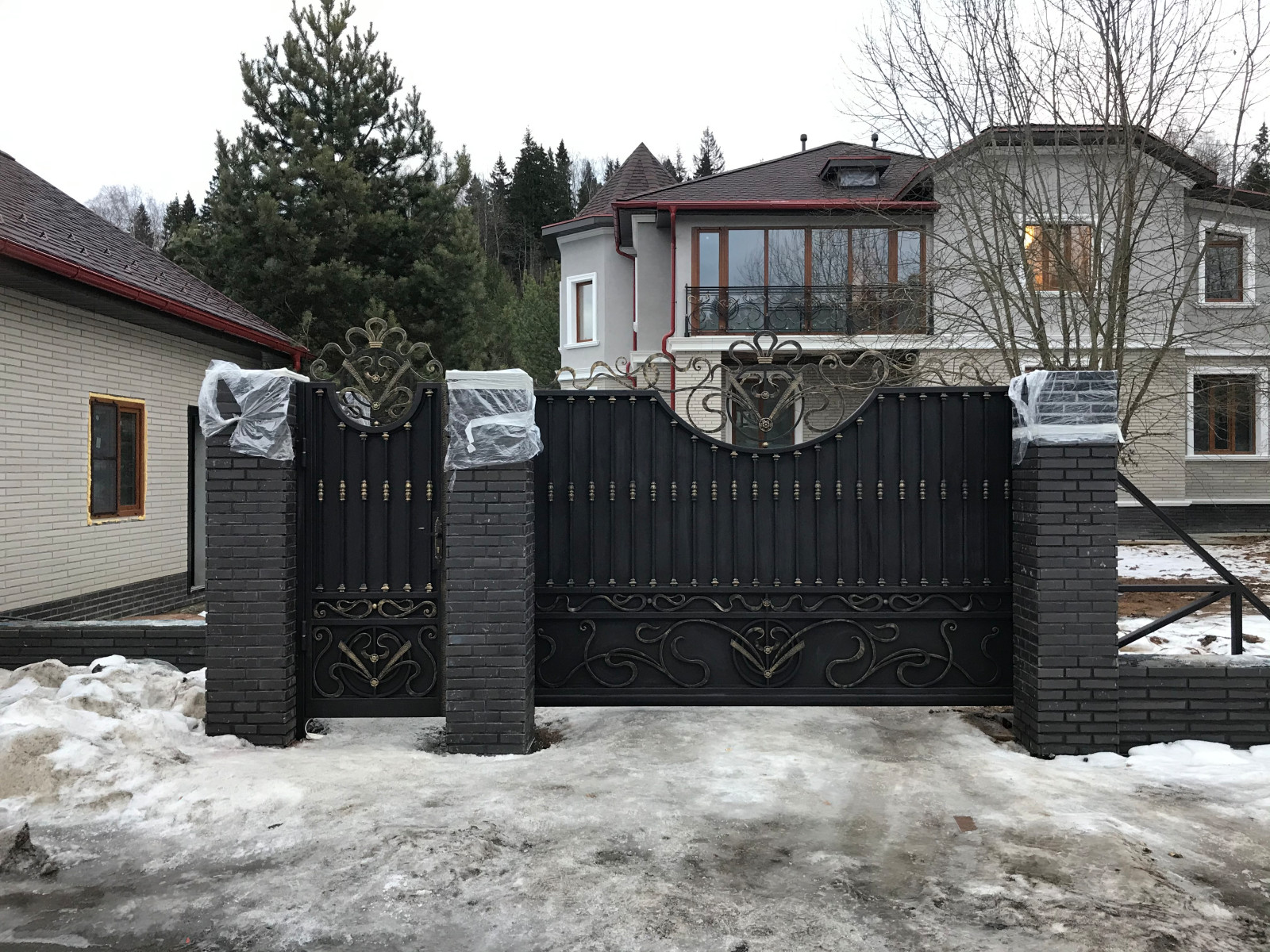 Обложка проекта: Кованые откатные ворота, перила и навесы.