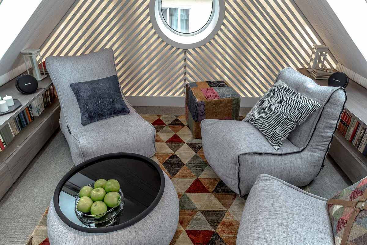 Дизайнерские кресла и диваны для мансарды