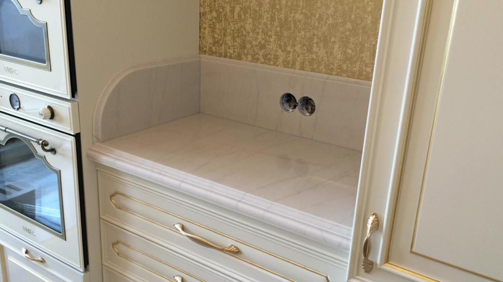 Столешница с подклейкой и фигурным фартуком из нат. кварцита Exclusive White