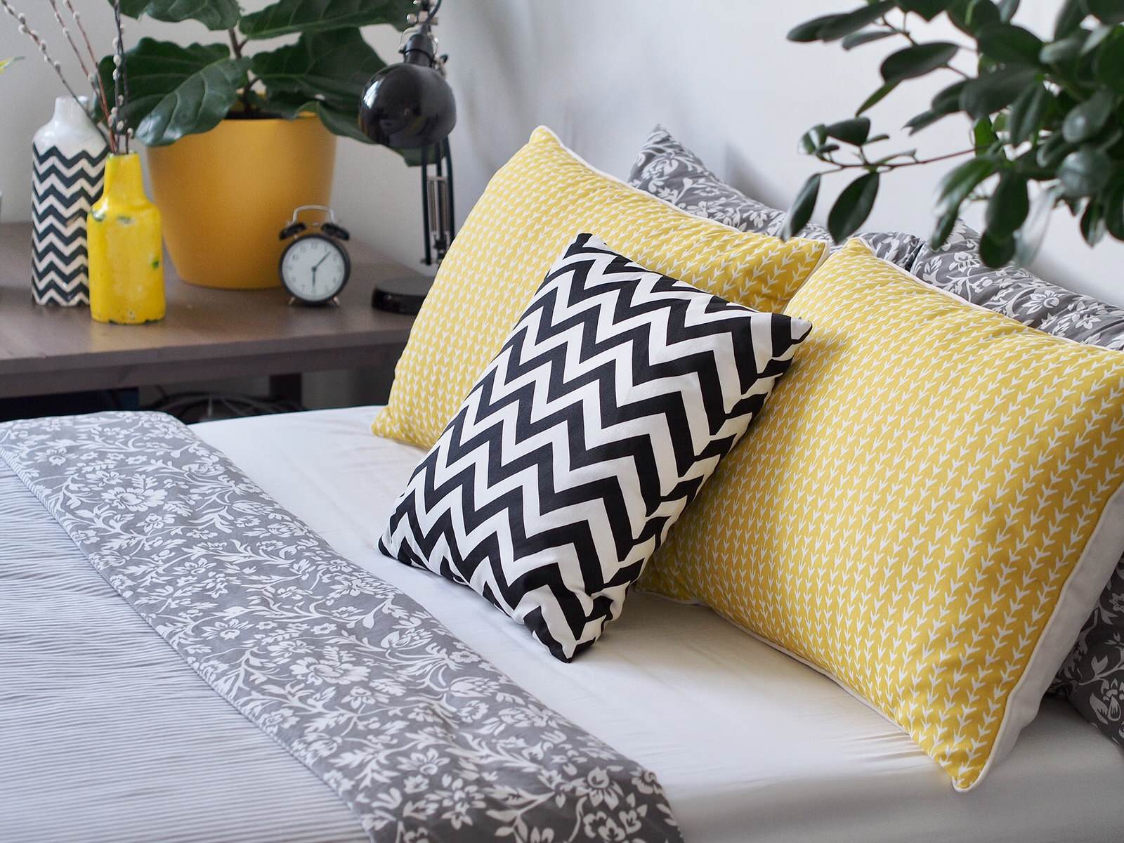 Спальня с желтыми акцентами для молодой пары