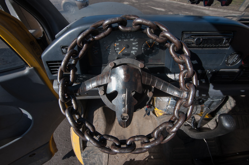 Портрет: Подвесная кровать и брутальная мебель от экспериментатора