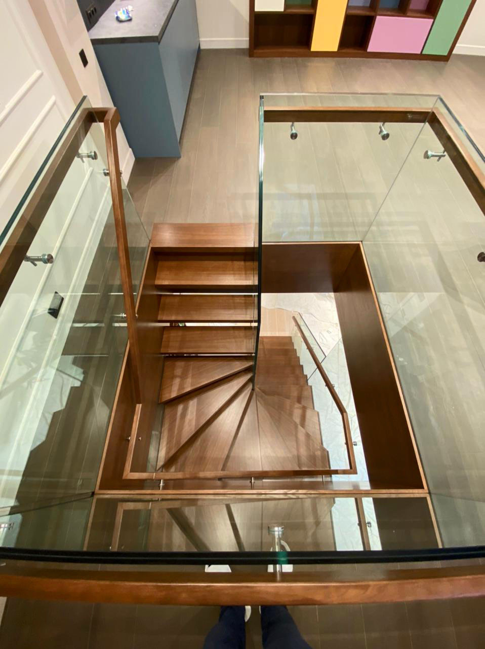 Обложка проекта: Лестница из стекла и дерева