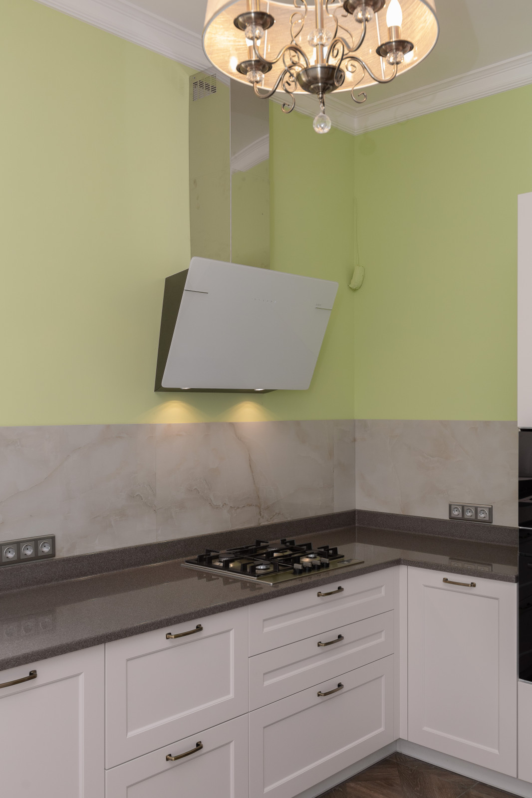 Кухня с островом и каменной столешницей