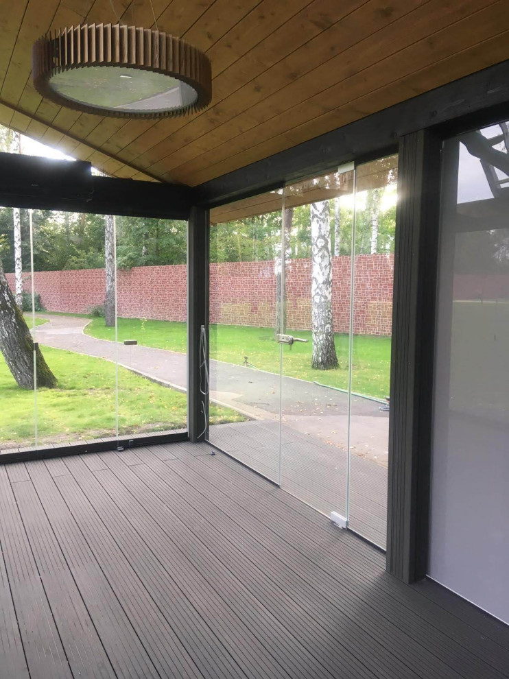 Теплая беседка с безрамным раздвижным остеклением