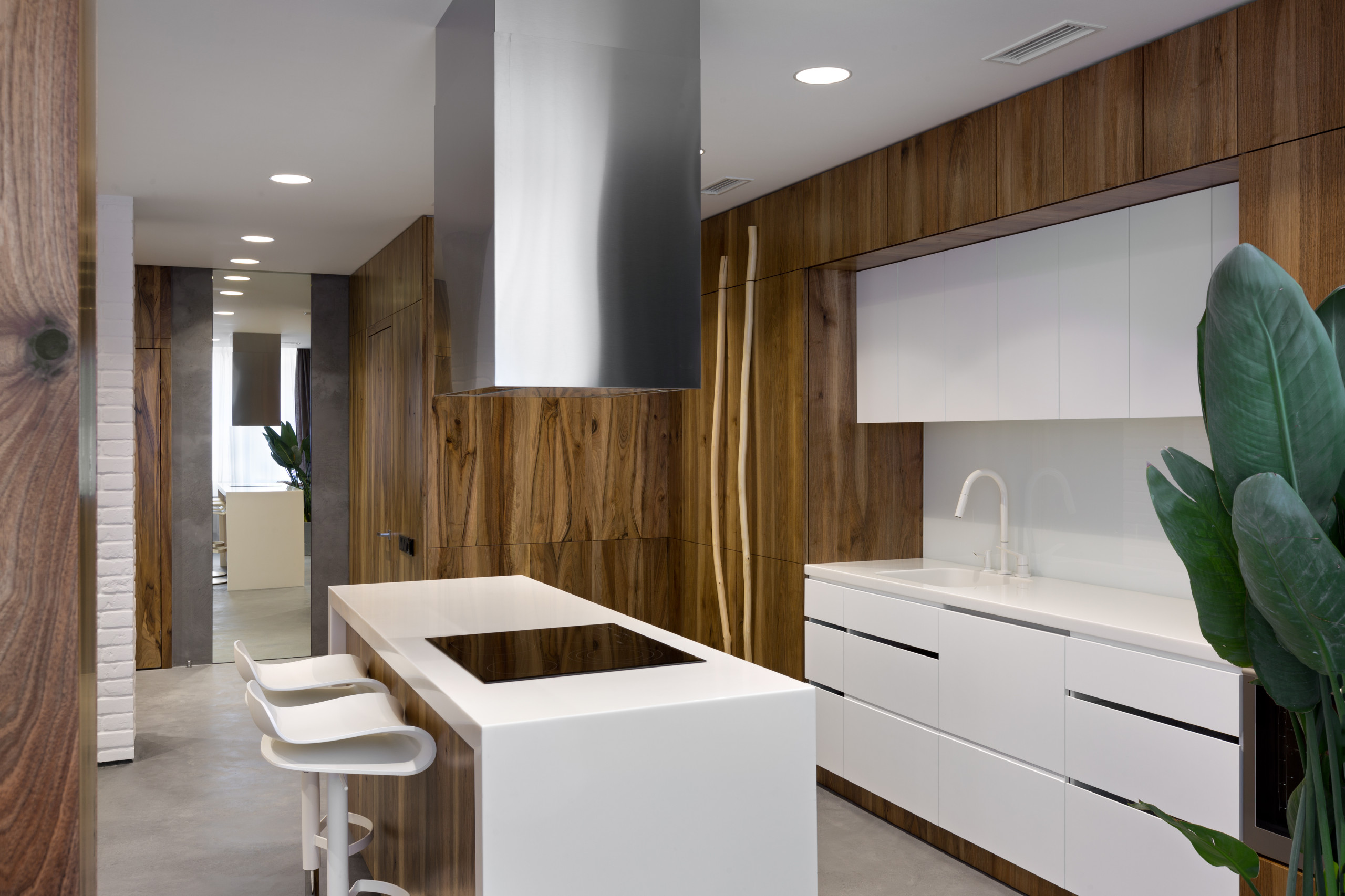 Houzz Украина: Минималистичная квартира с четырьмя уровнями