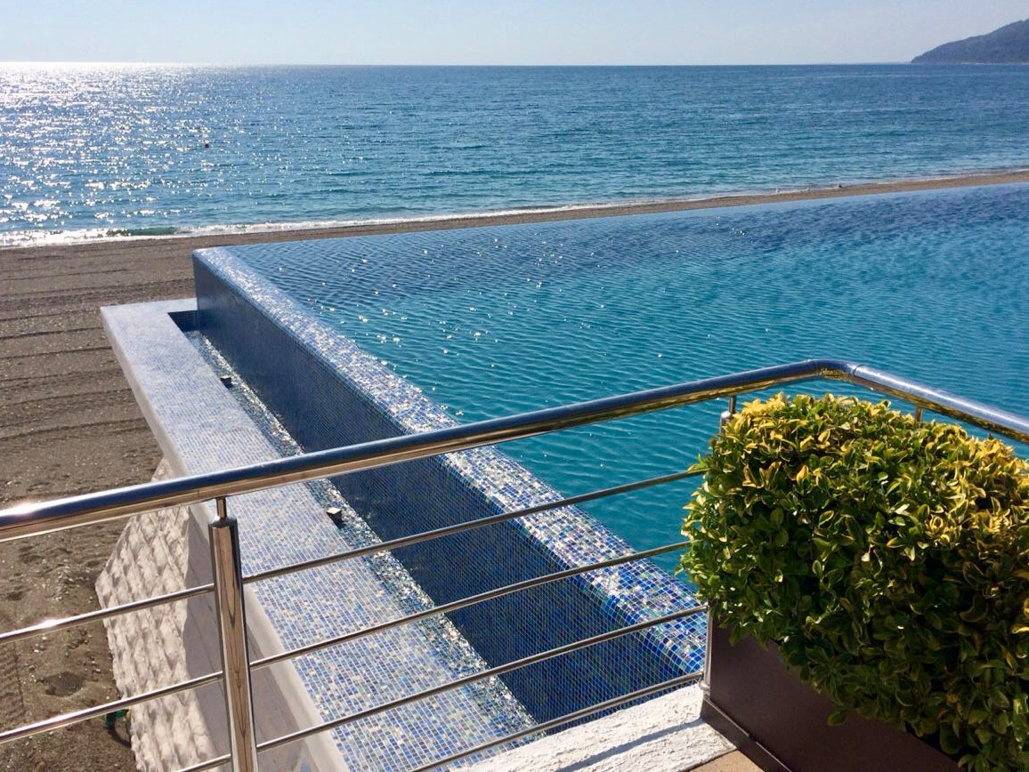 Бассейн на берегу моря