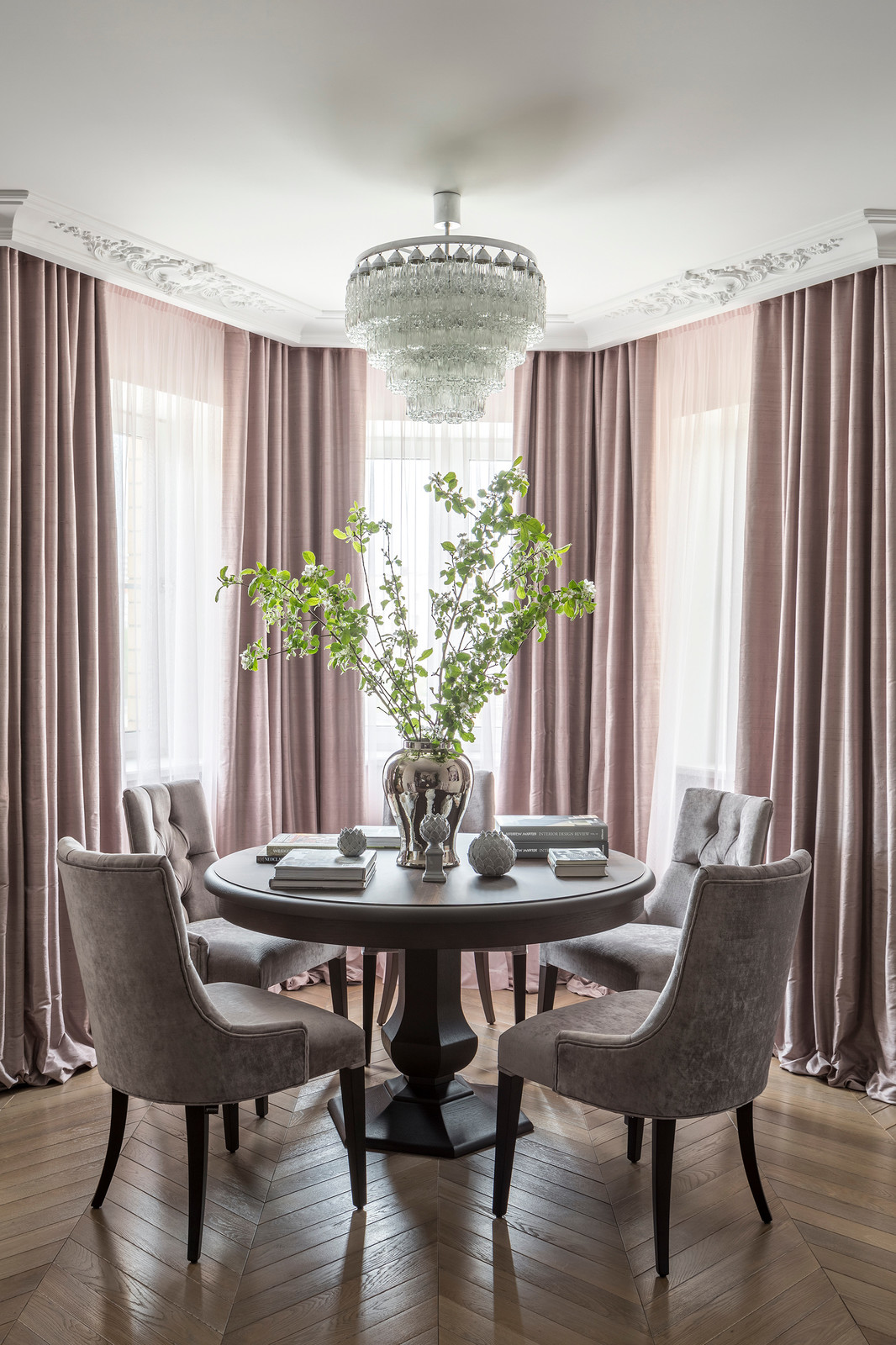 Современная классика в лиловой дымке