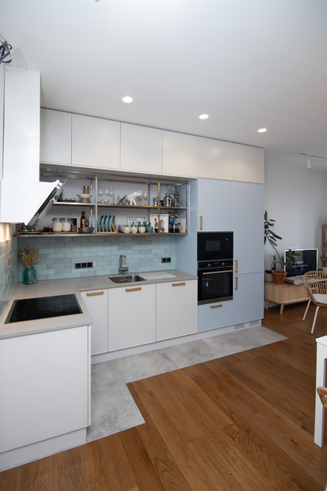 Светлая кухня в неоклассическом стиле