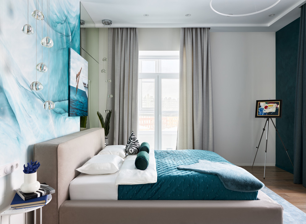 Яркая квартира с желтым диваном и голубой стеной в спальне