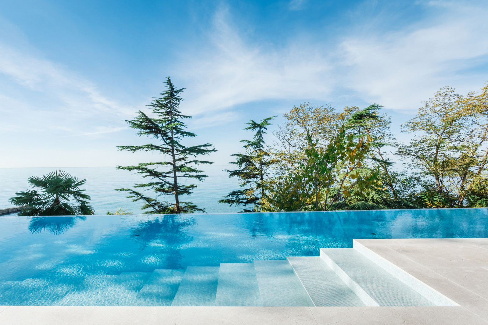 Открытый бассейн infinity в REEF RESIDENCE.