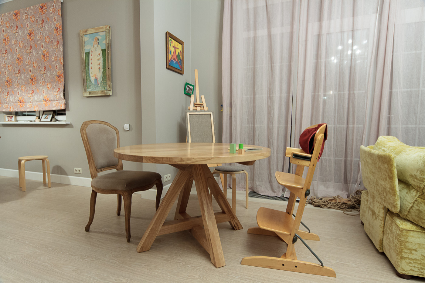 Круглый стол из массива дуба