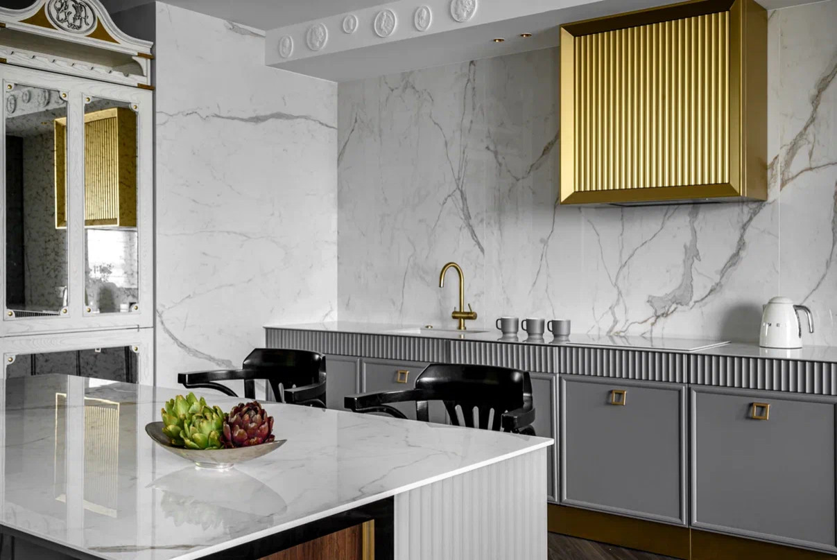 Квартира в стиле фьюжен с золотистой вытяжкой и коллекцией статуэток